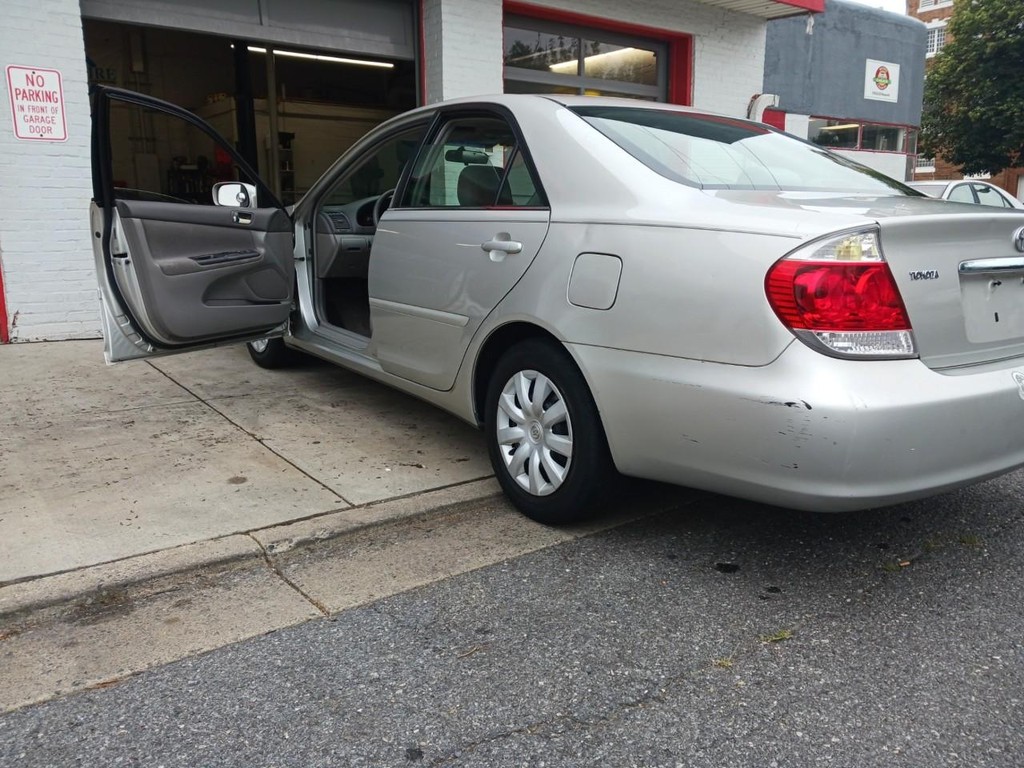 Toyota Camry Vehicle Full-screen Gallery Image 06