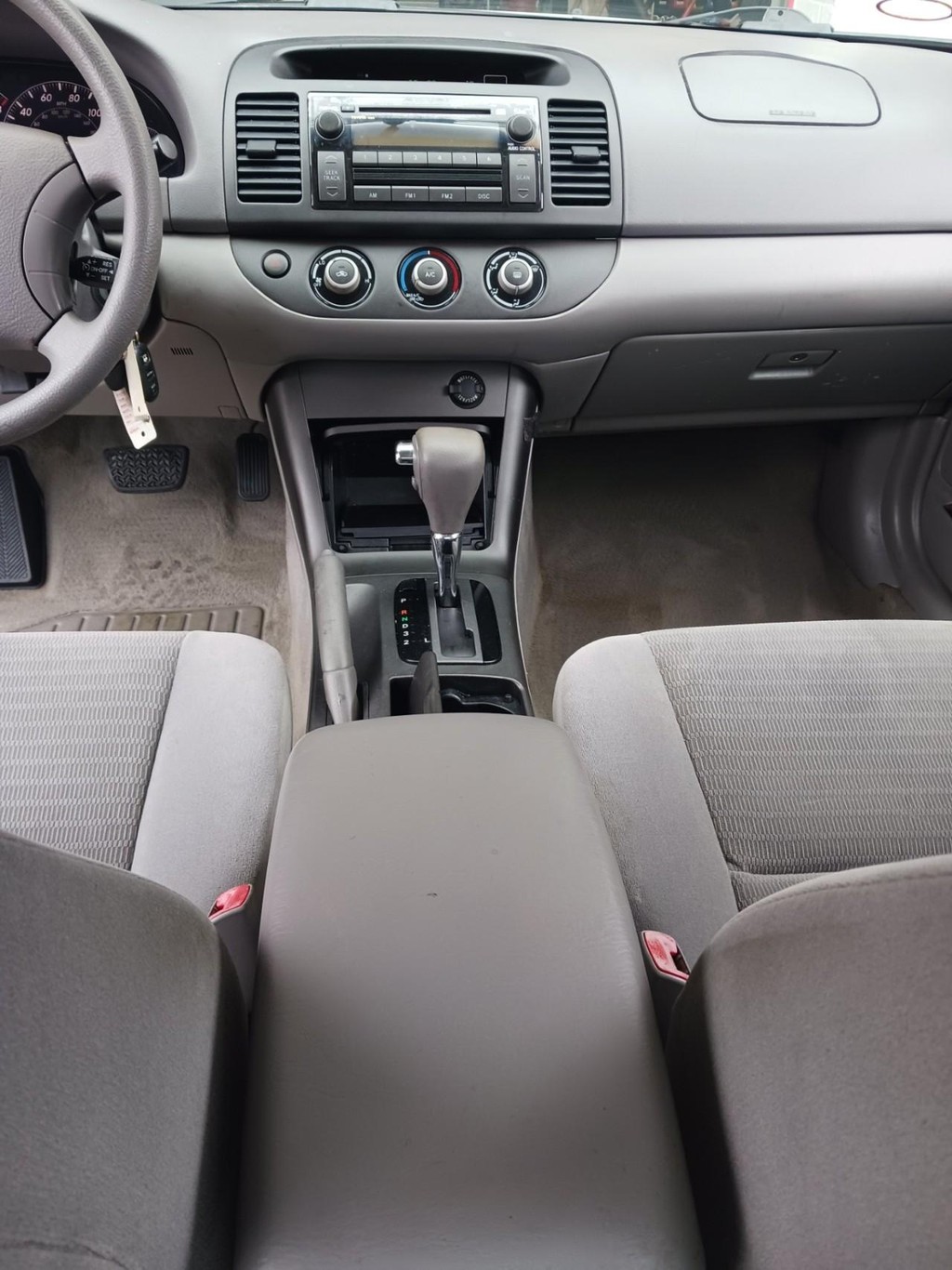 Toyota Camry Vehicle Full-screen Gallery Image 07