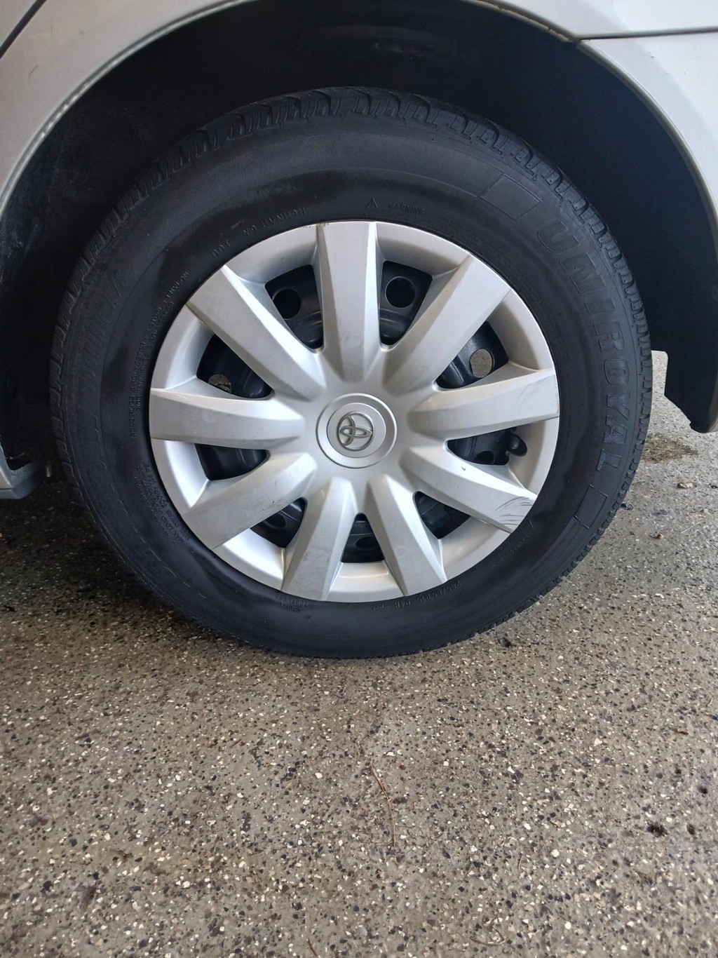 Toyota Camry Vehicle Full-screen Gallery Image 08