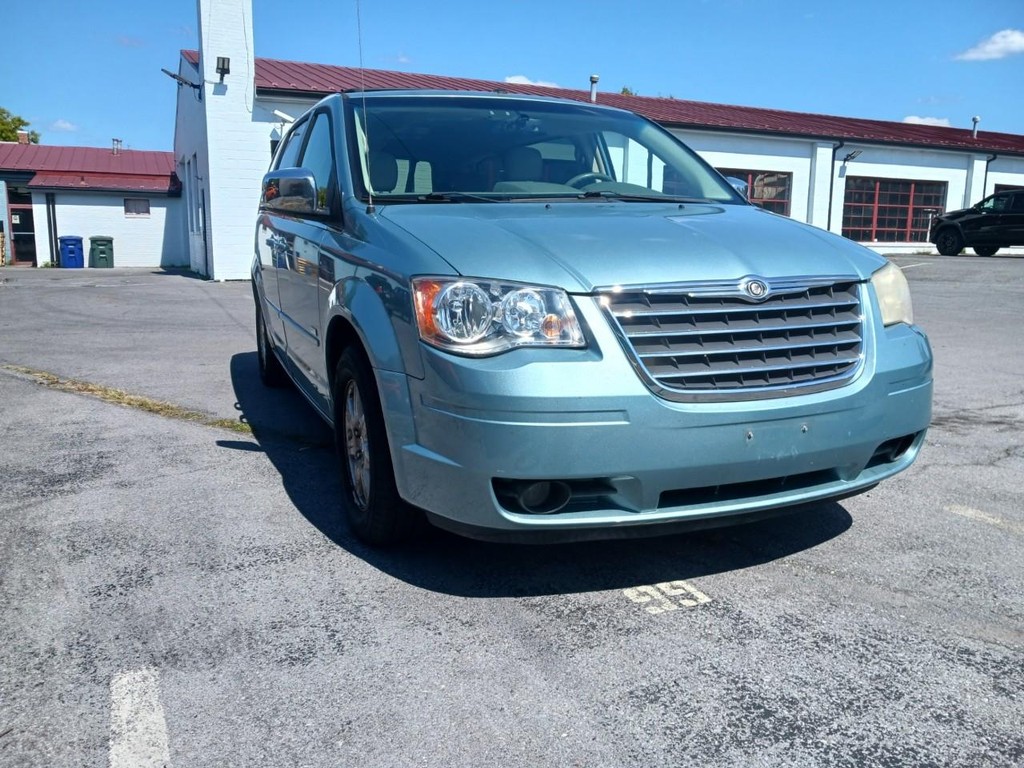 Chrysler Town & Country Vehicle Full-screen Gallery Image 02