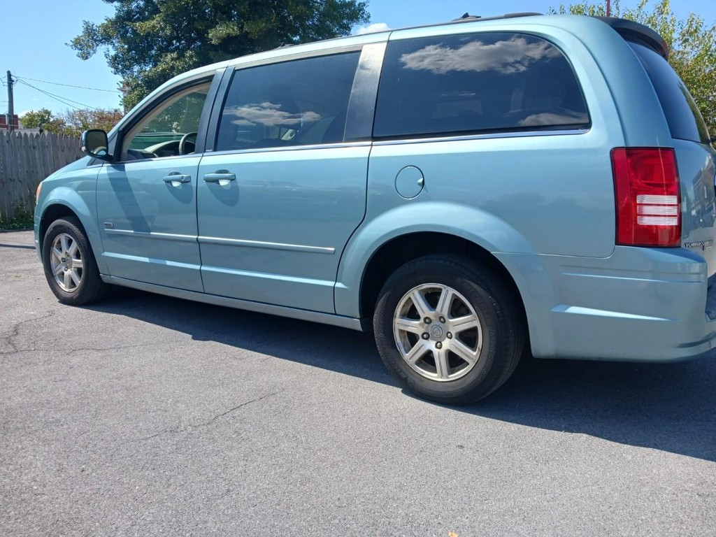 Chrysler Town & Country Vehicle Full-screen Gallery Image 03