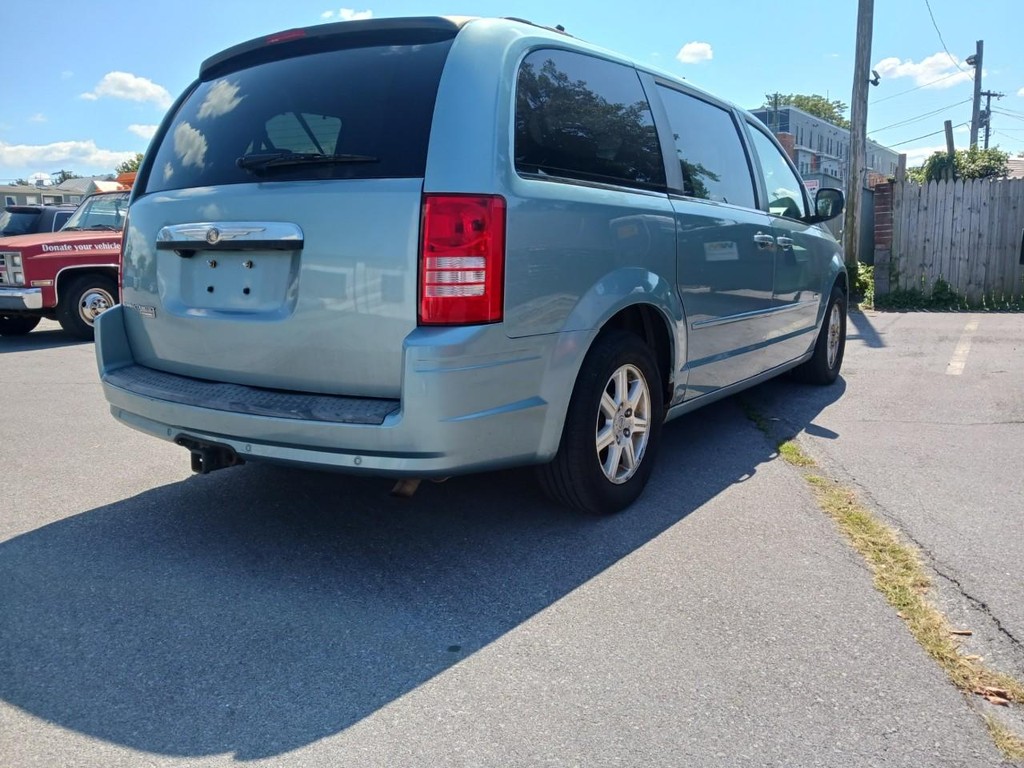 Chrysler Town & Country Vehicle Full-screen Gallery Image 04
