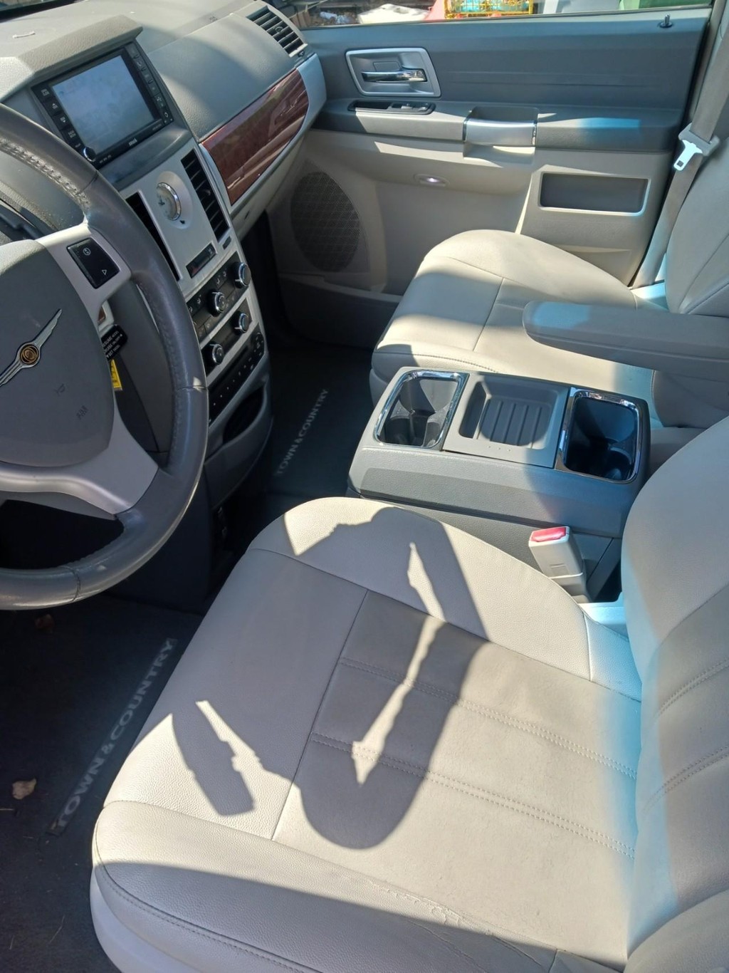 Chrysler Town & Country Vehicle Full-screen Gallery Image 05