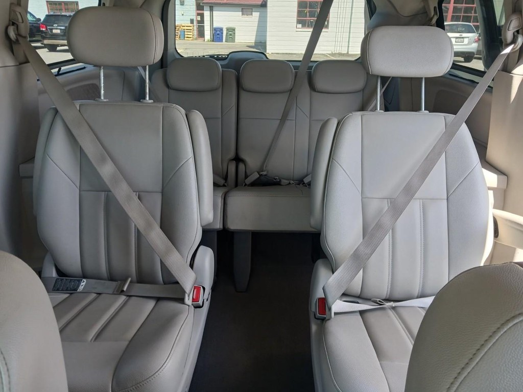 Chrysler Town & Country Vehicle Full-screen Gallery Image 06