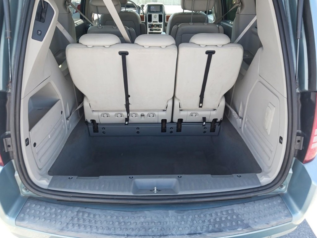 Chrysler Town & Country Vehicle Full-screen Gallery Image 07