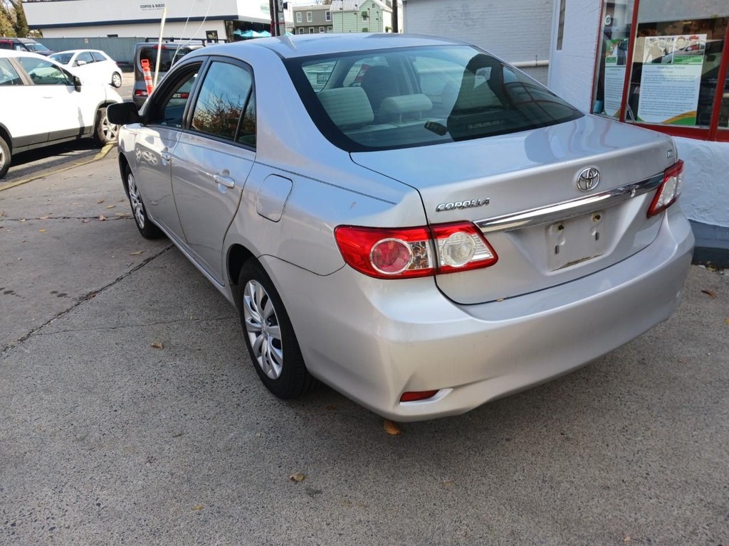 Toyota Corolla Vehicle Full-screen Gallery Image 03