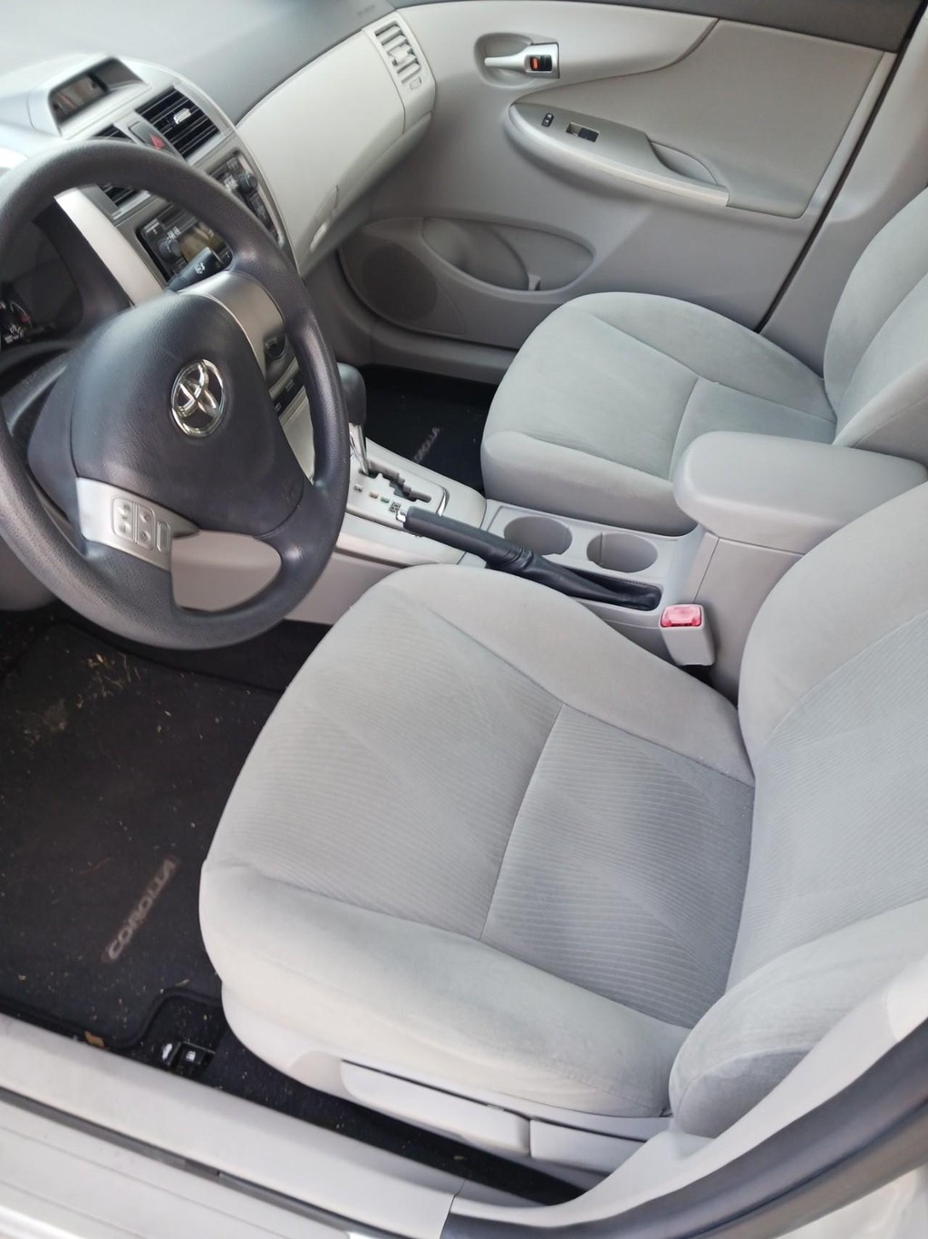 Toyota Corolla Vehicle Full-screen Gallery Image 05