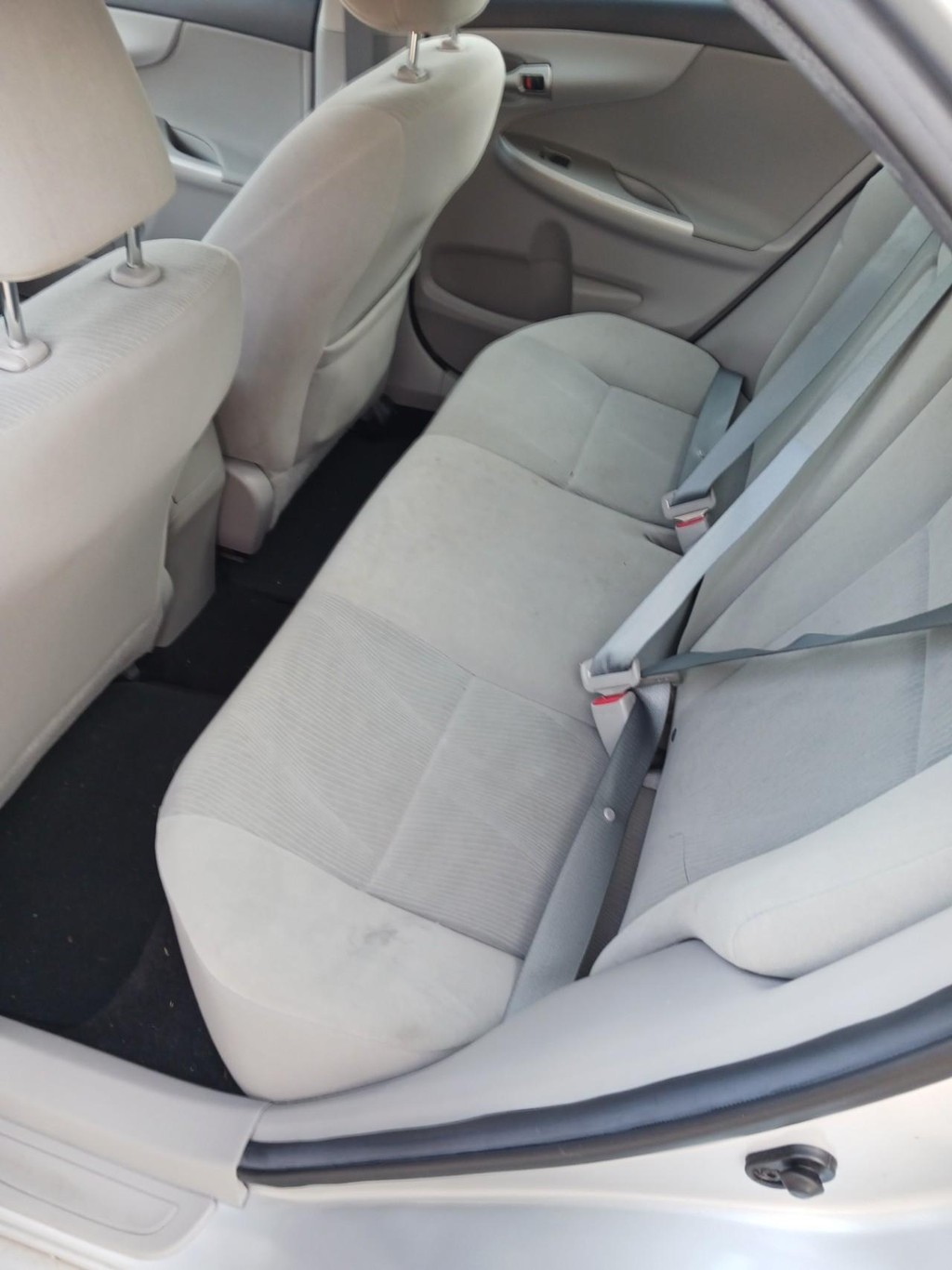 Toyota Corolla Vehicle Full-screen Gallery Image 06