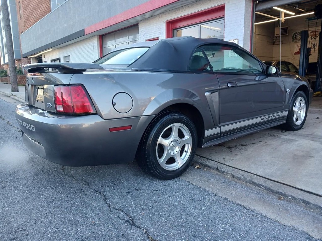 Ford Mustang Vehicle Full-screen Gallery Image 03