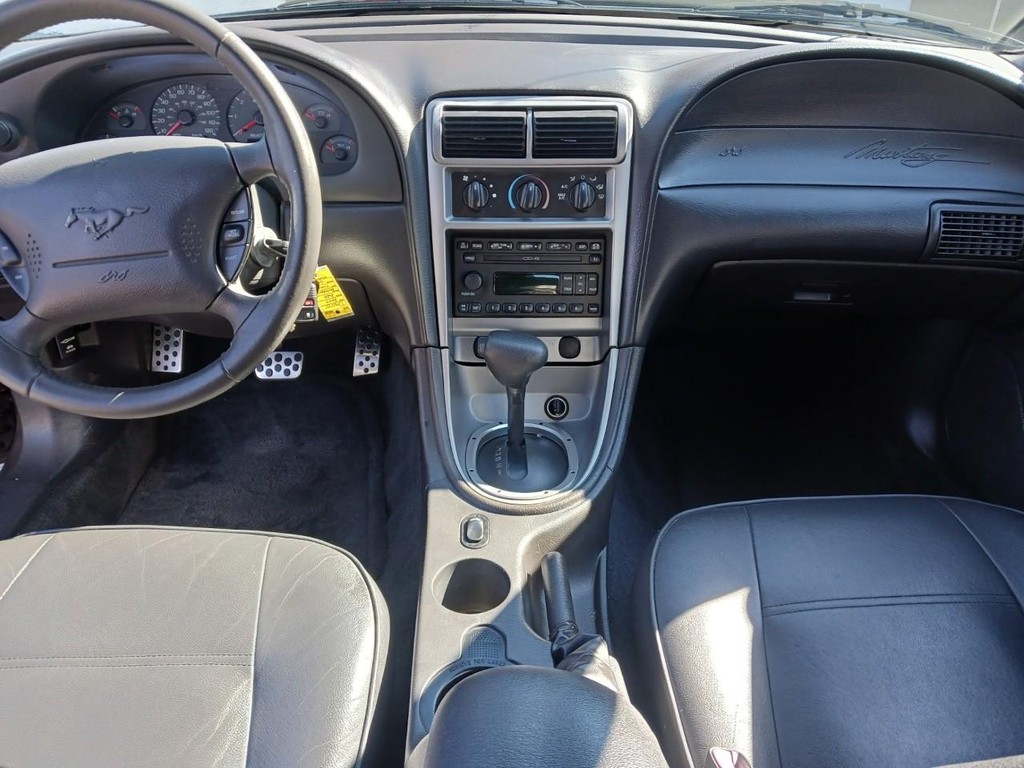 Ford Mustang Vehicle Full-screen Gallery Image 05