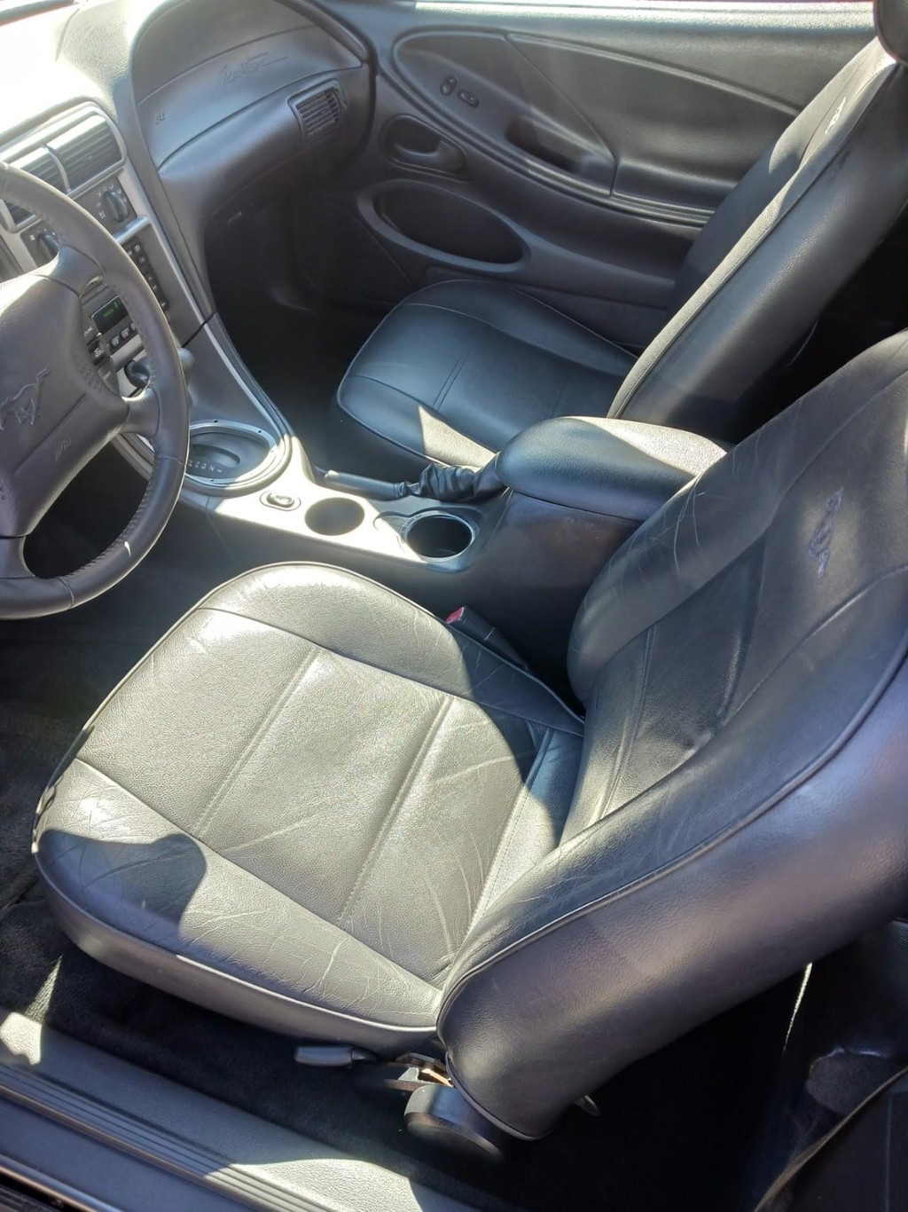 Ford Mustang Vehicle Full-screen Gallery Image 06