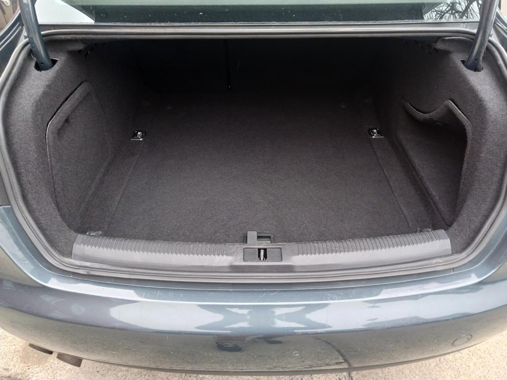 Audi A4 Vehicle Full-screen Gallery Image 08