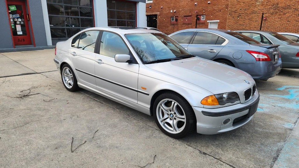 BMW 3 Series Vehicle Full-screen Gallery Image 02