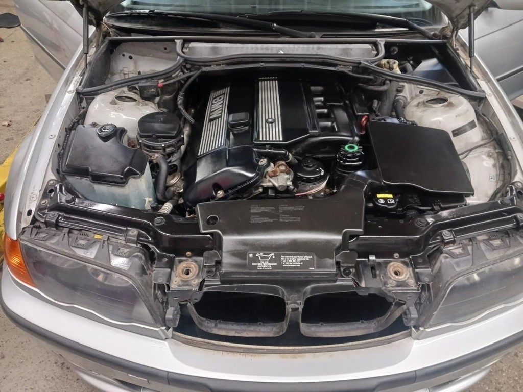 BMW 3 Series Vehicle Full-screen Gallery Image 04