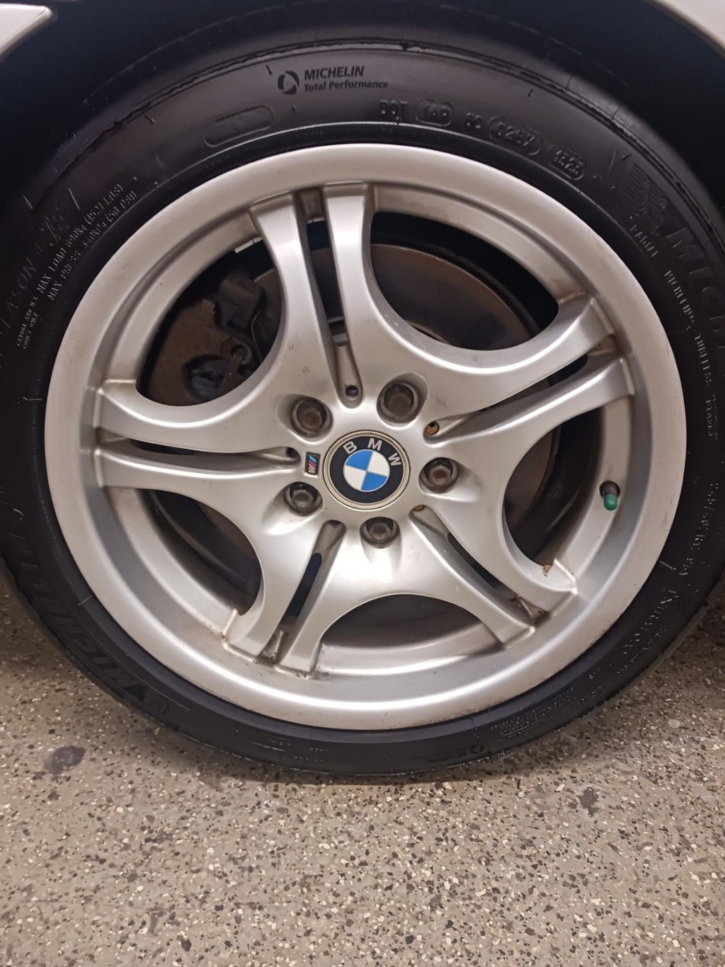 BMW 3 Series Vehicle Full-screen Gallery Image 05