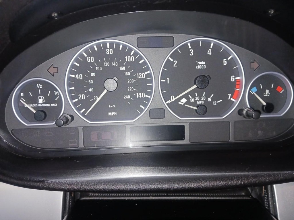 BMW 3 Series Vehicle Full-screen Gallery Image 06