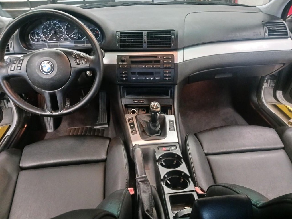 BMW 3 Series Vehicle Full-screen Gallery Image 07