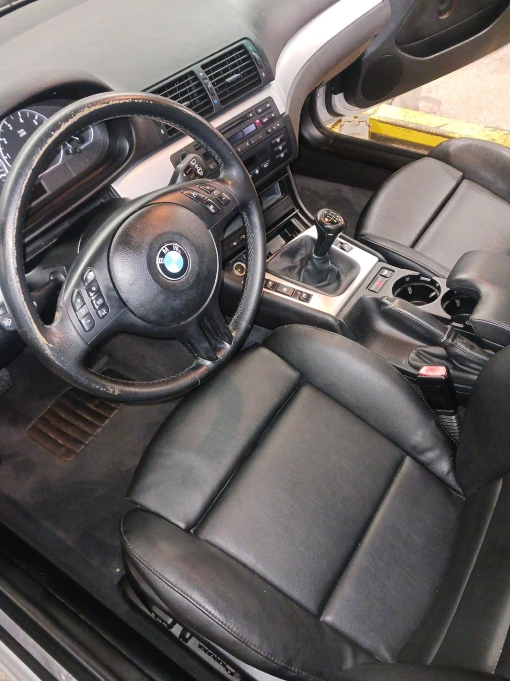 BMW 3 Series Vehicle Full-screen Gallery Image 08