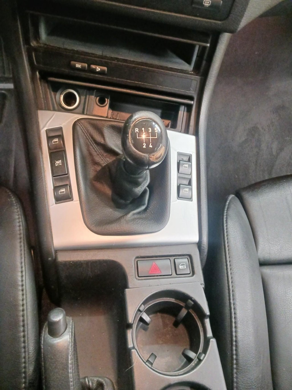 BMW 3 Series Vehicle Full-screen Gallery Image 09