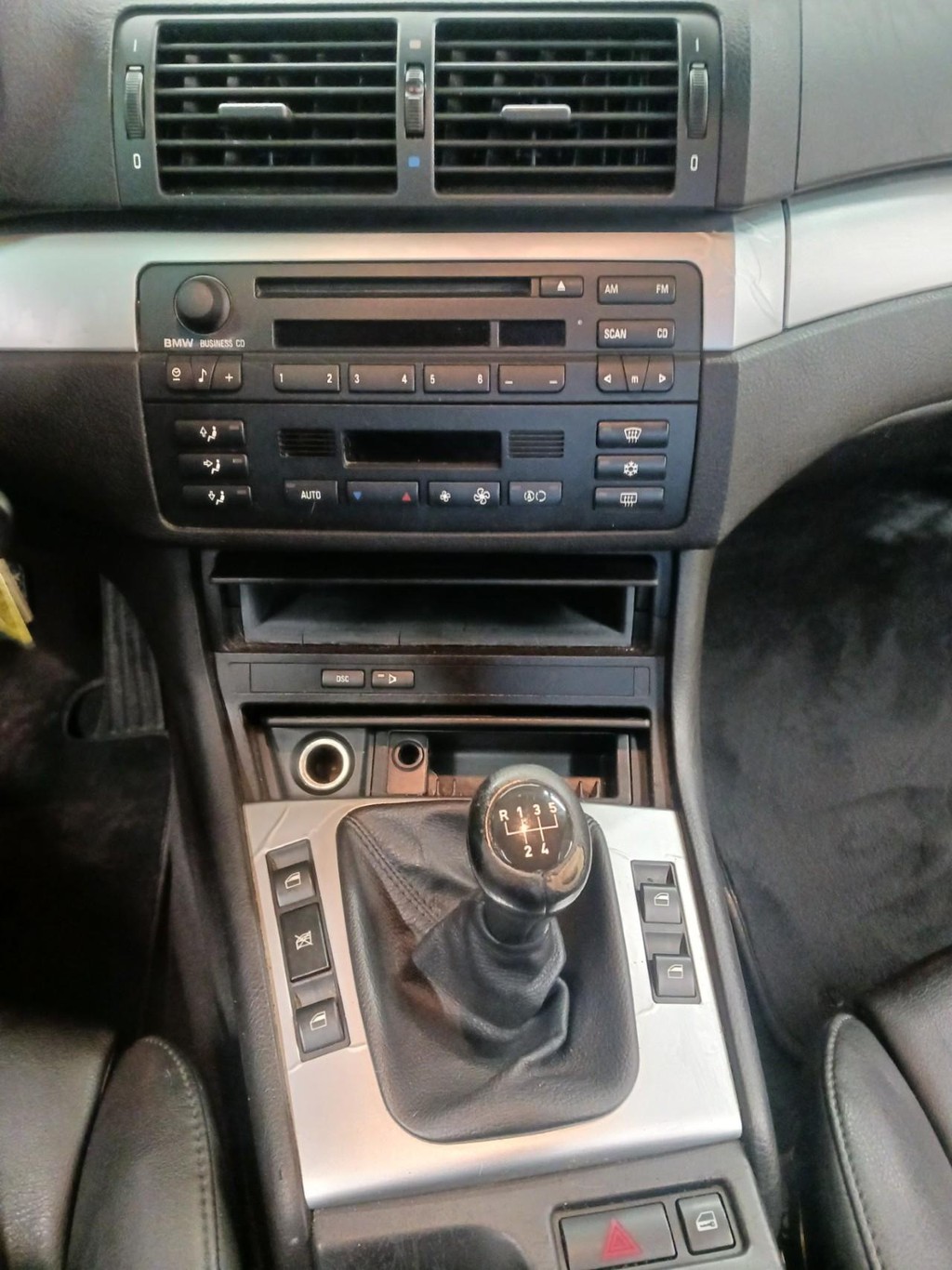 BMW 3 Series Vehicle Full-screen Gallery Image 10