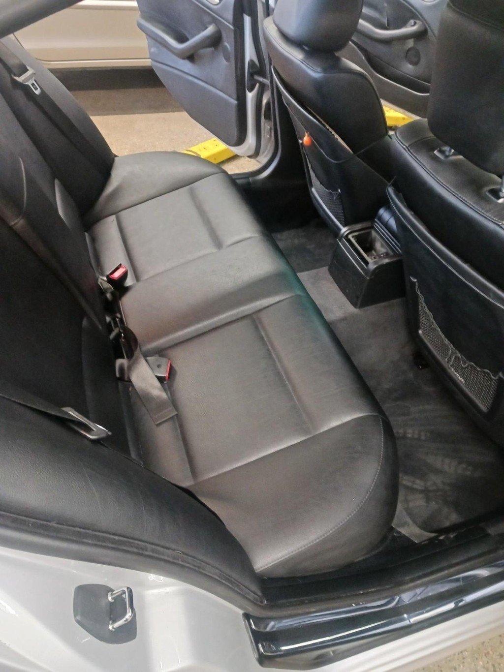 BMW 3 Series Vehicle Full-screen Gallery Image 11