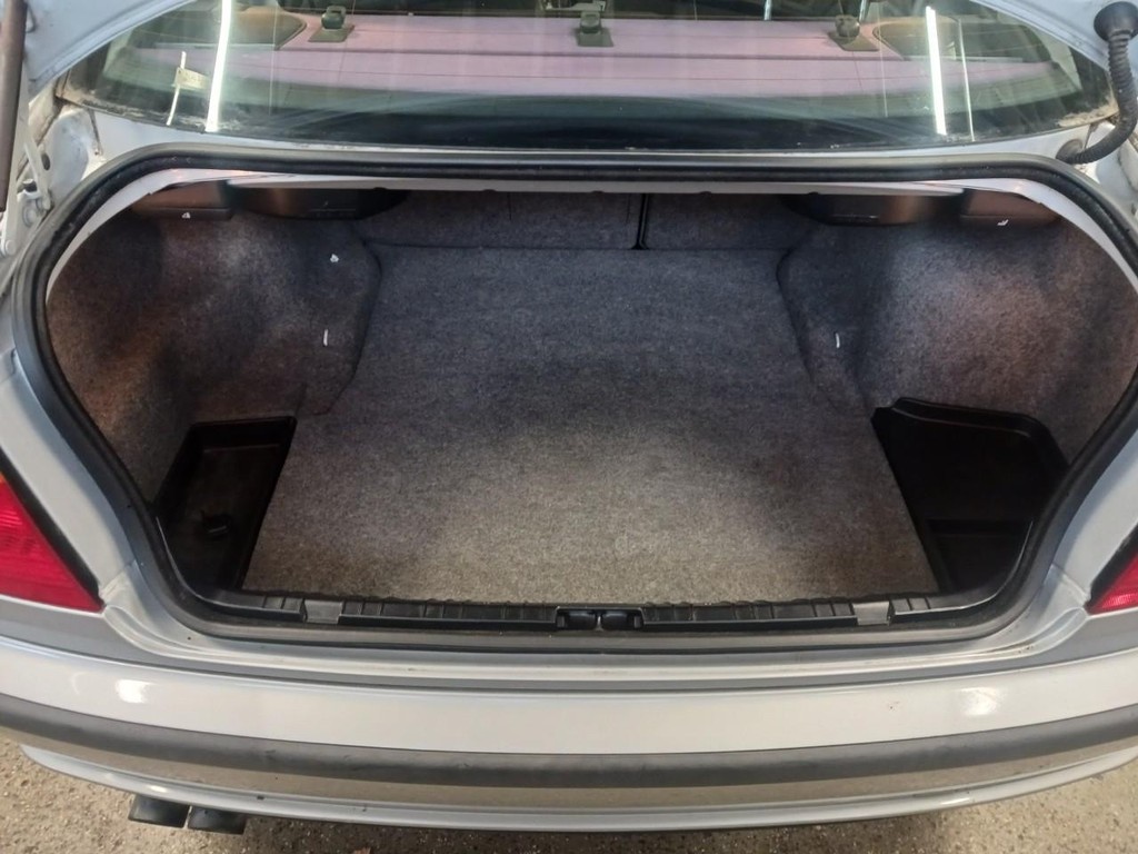 BMW 3 Series Vehicle Full-screen Gallery Image 12