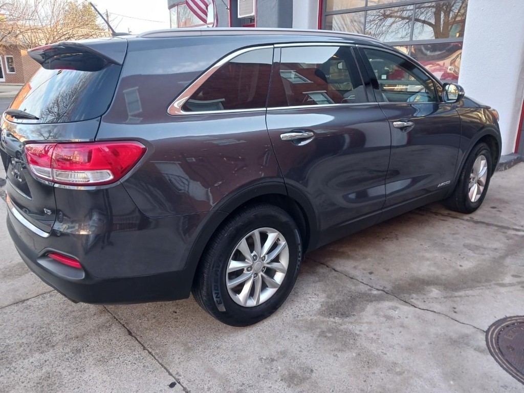 Kia Sorento Vehicle Full-screen Gallery Image 03