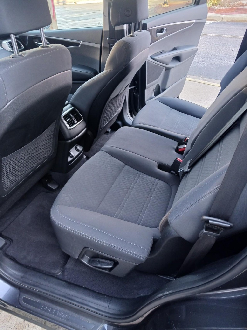 Kia Sorento Vehicle Full-screen Gallery Image 11