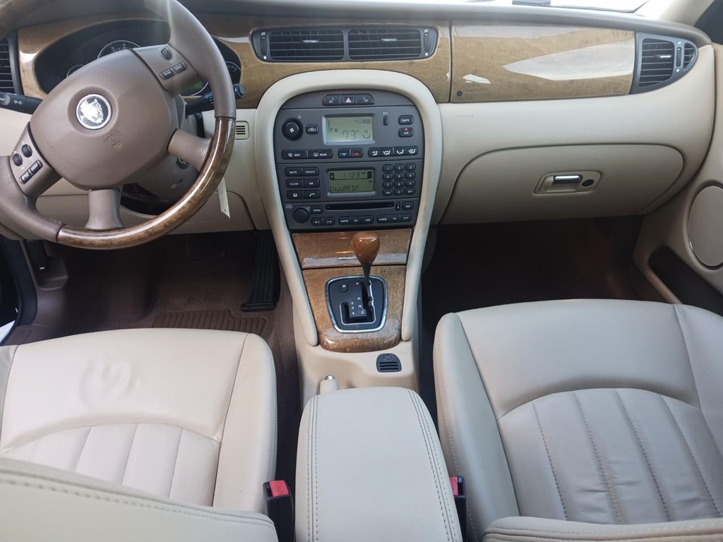 Jaguar X-Type Vehicle Full-screen Gallery Image 08