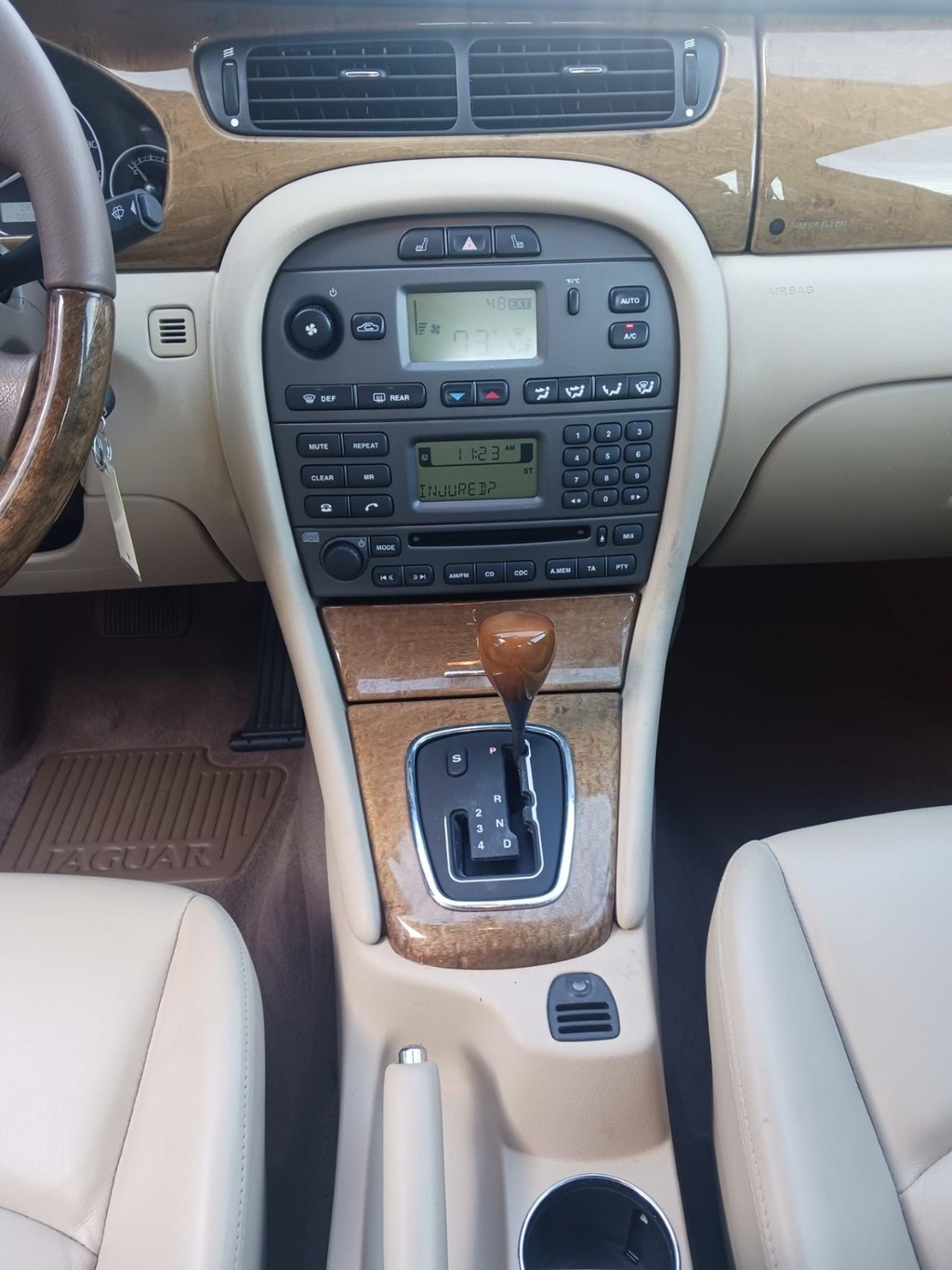 Jaguar X-Type Vehicle Full-screen Gallery Image 09