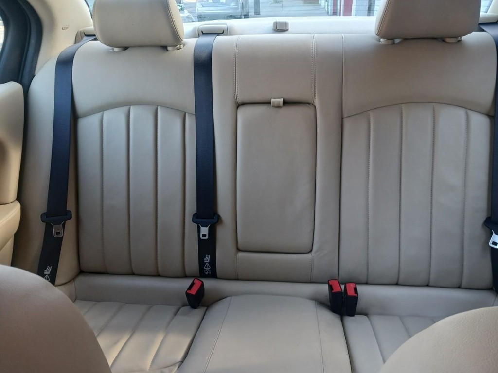 Jaguar X-Type Vehicle Full-screen Gallery Image 12