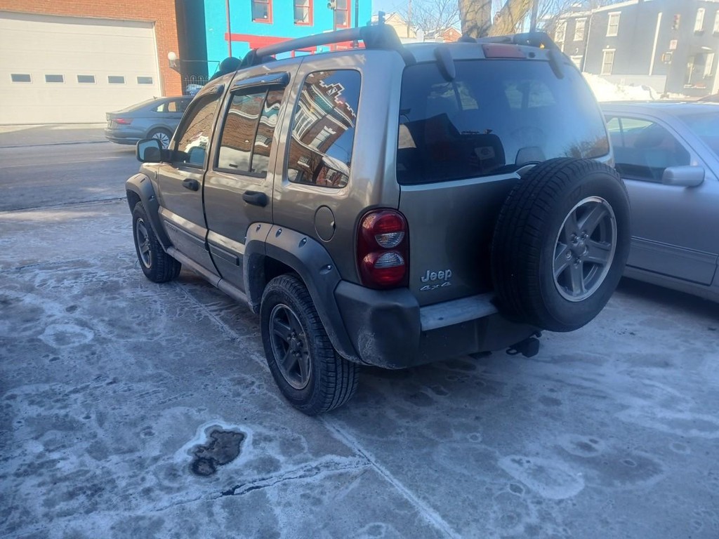 Jeep Liberty Vehicle Full-screen Gallery Image 03