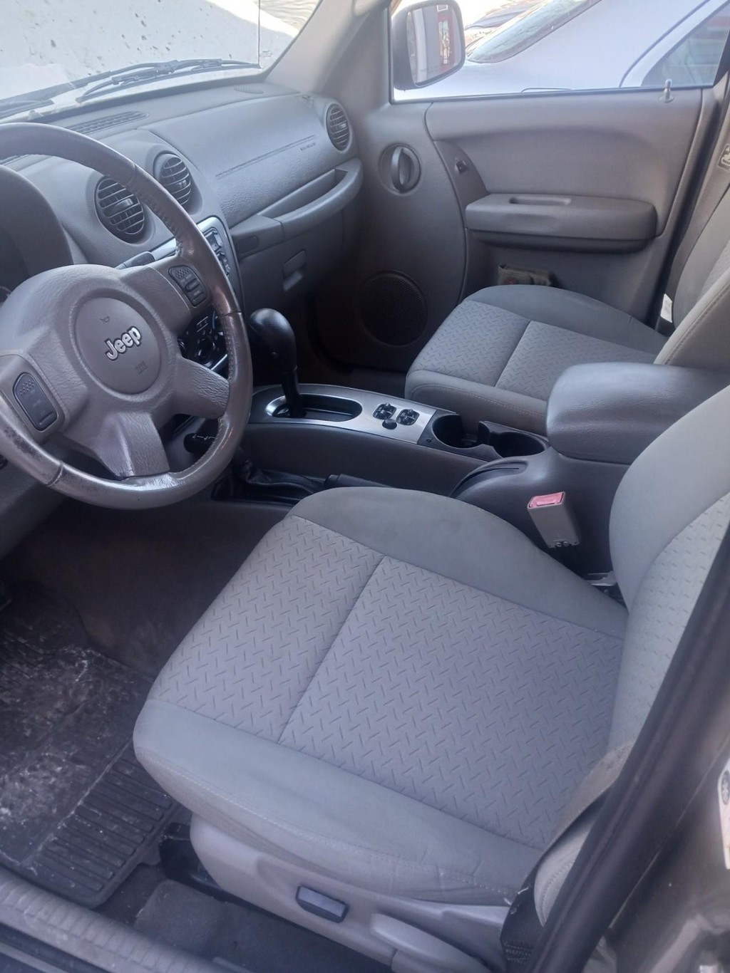 Jeep Liberty Vehicle Full-screen Gallery Image 10