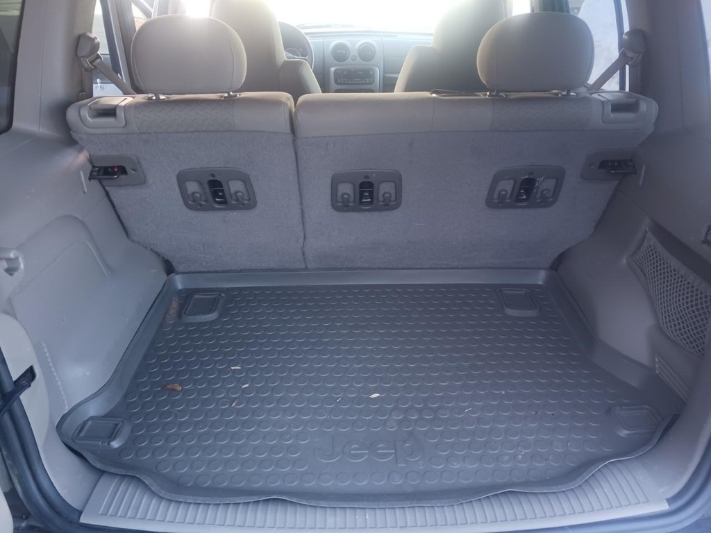 Jeep Liberty Vehicle Full-screen Gallery Image 13