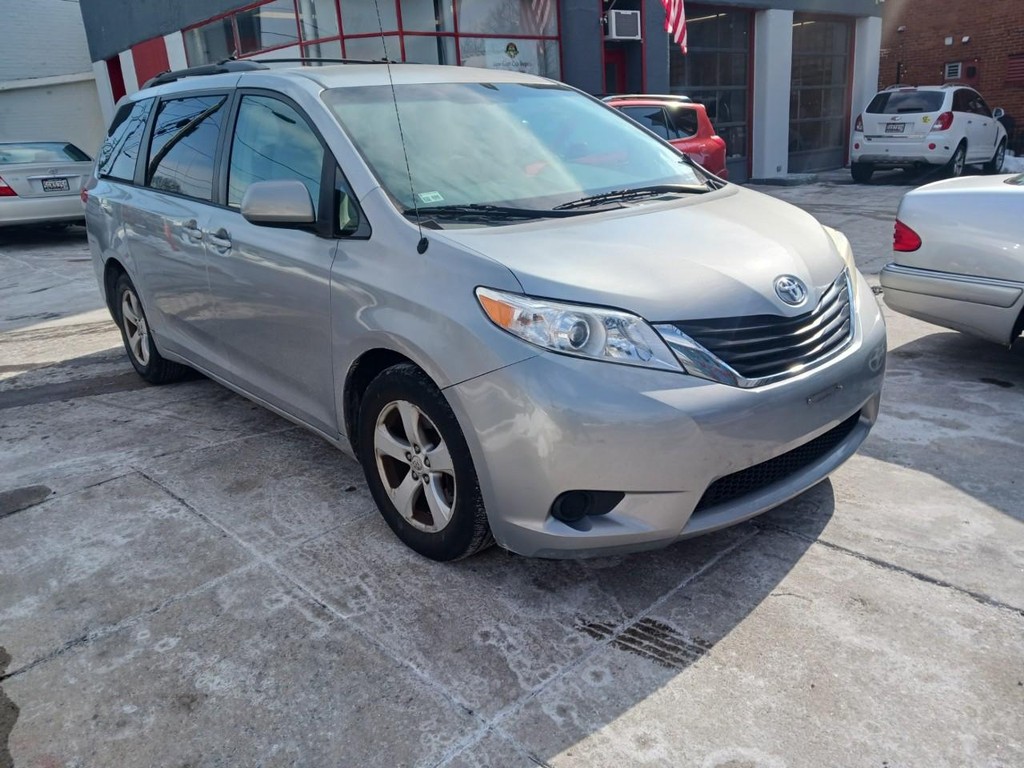 Toyota Sienna Vehicle Full-screen Gallery Image 02