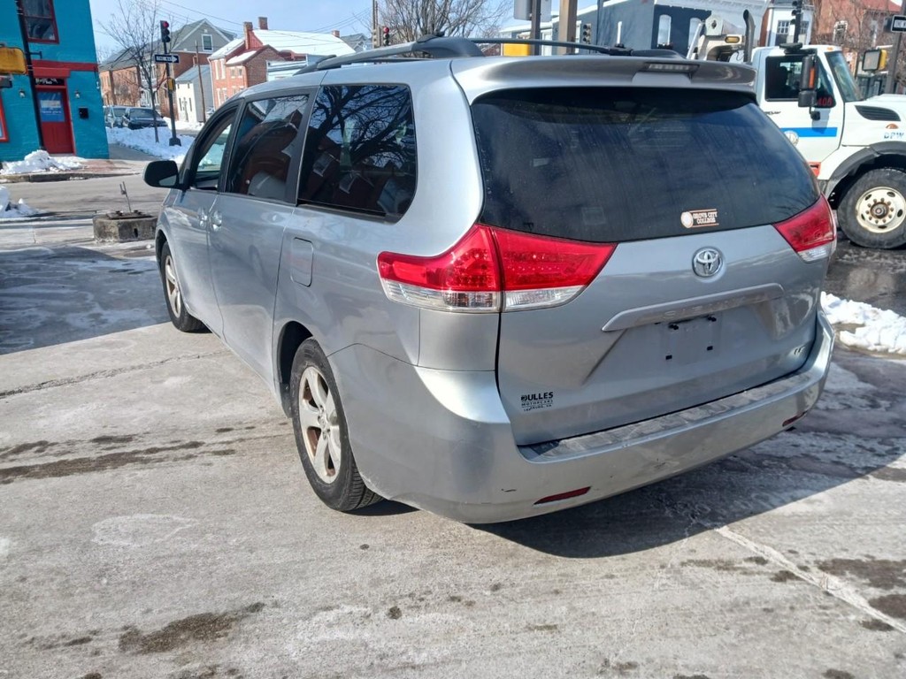 Toyota Sienna Vehicle Full-screen Gallery Image 03