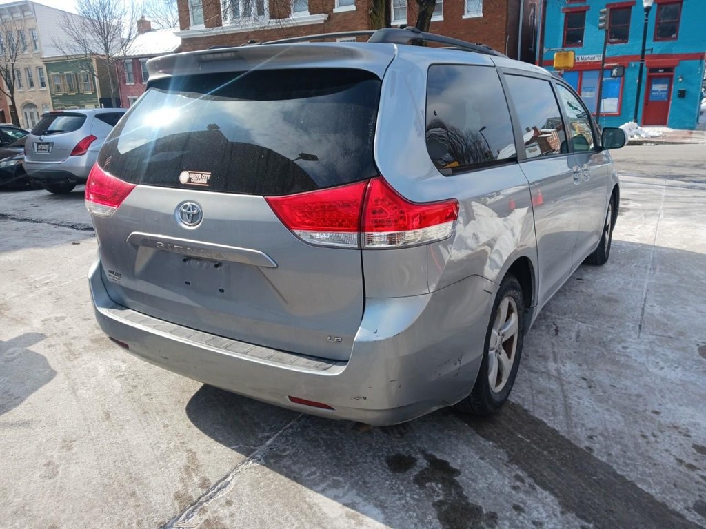 Toyota Sienna Vehicle Full-screen Gallery Image 04