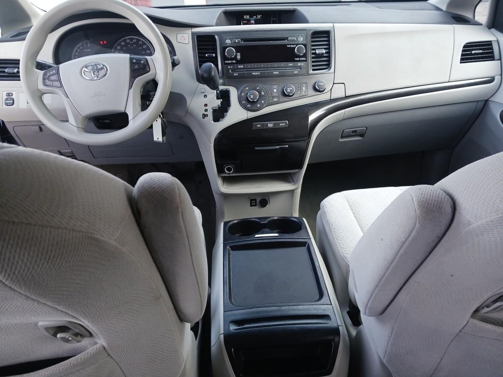 Toyota Sienna Vehicle Full-screen Gallery Image 05