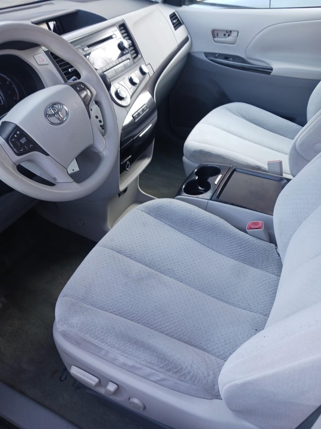 Toyota Sienna Vehicle Full-screen Gallery Image 06