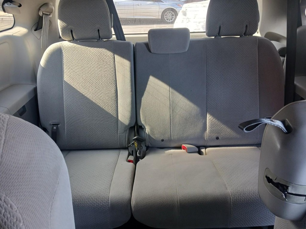 Toyota Sienna Vehicle Full-screen Gallery Image 09