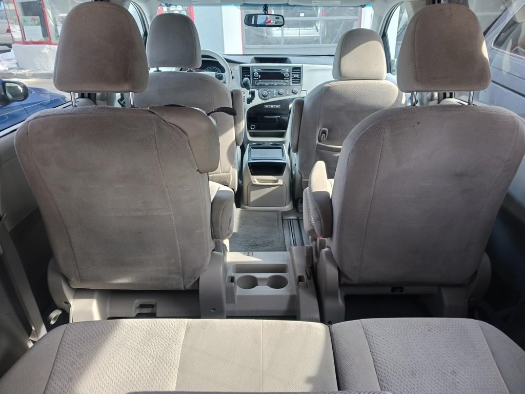 Toyota Sienna Vehicle Full-screen Gallery Image 10