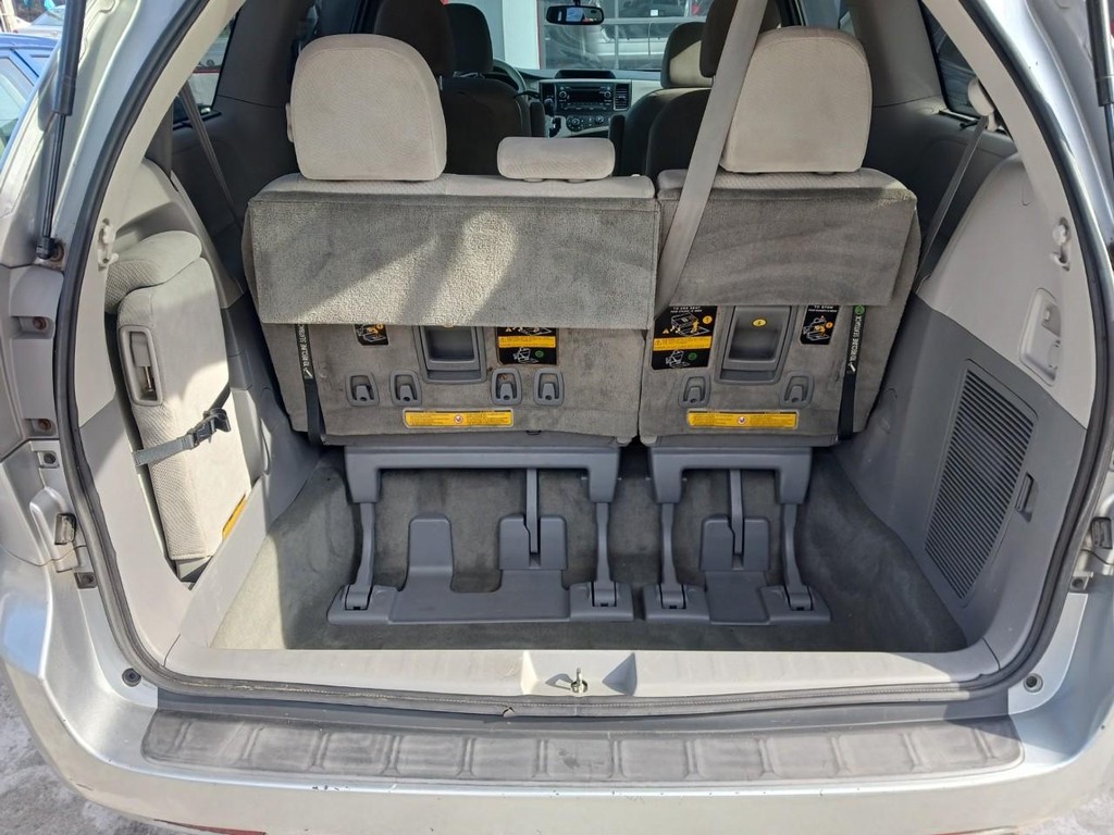 Toyota Sienna Vehicle Full-screen Gallery Image 11