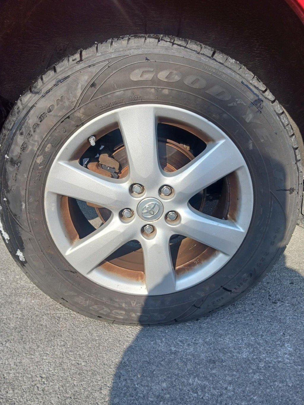 Toyota RAV4 Vehicle Full-screen Gallery Image 05