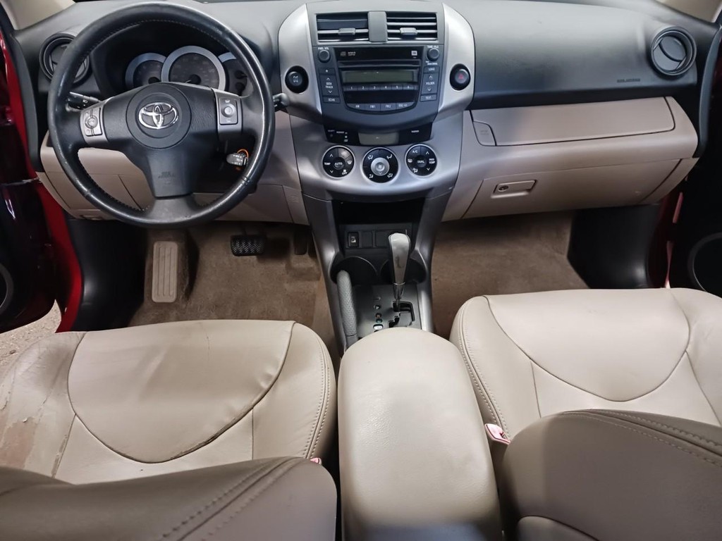 Toyota RAV4 Vehicle Full-screen Gallery Image 06