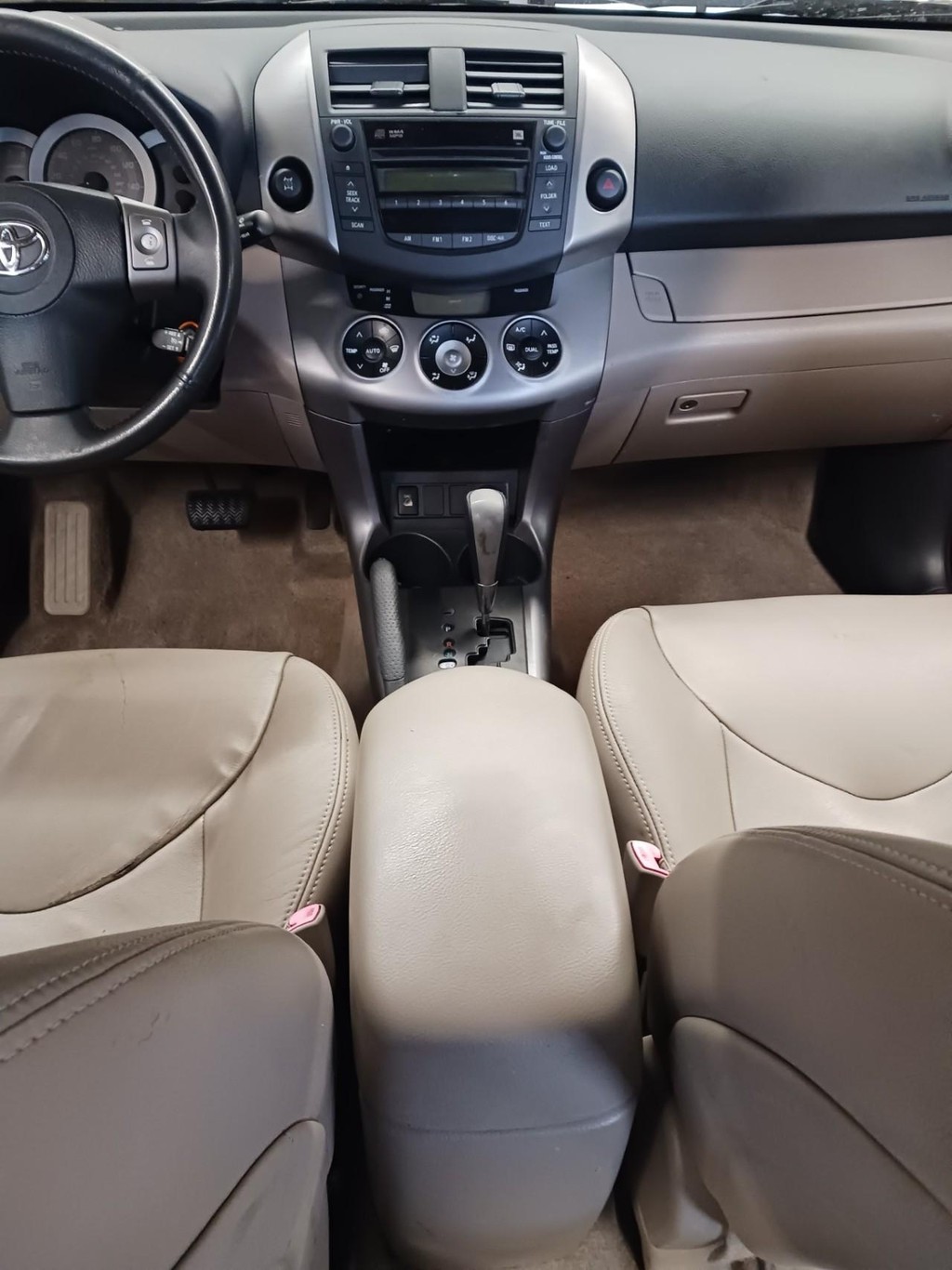 Toyota RAV4 Vehicle Full-screen Gallery Image 07