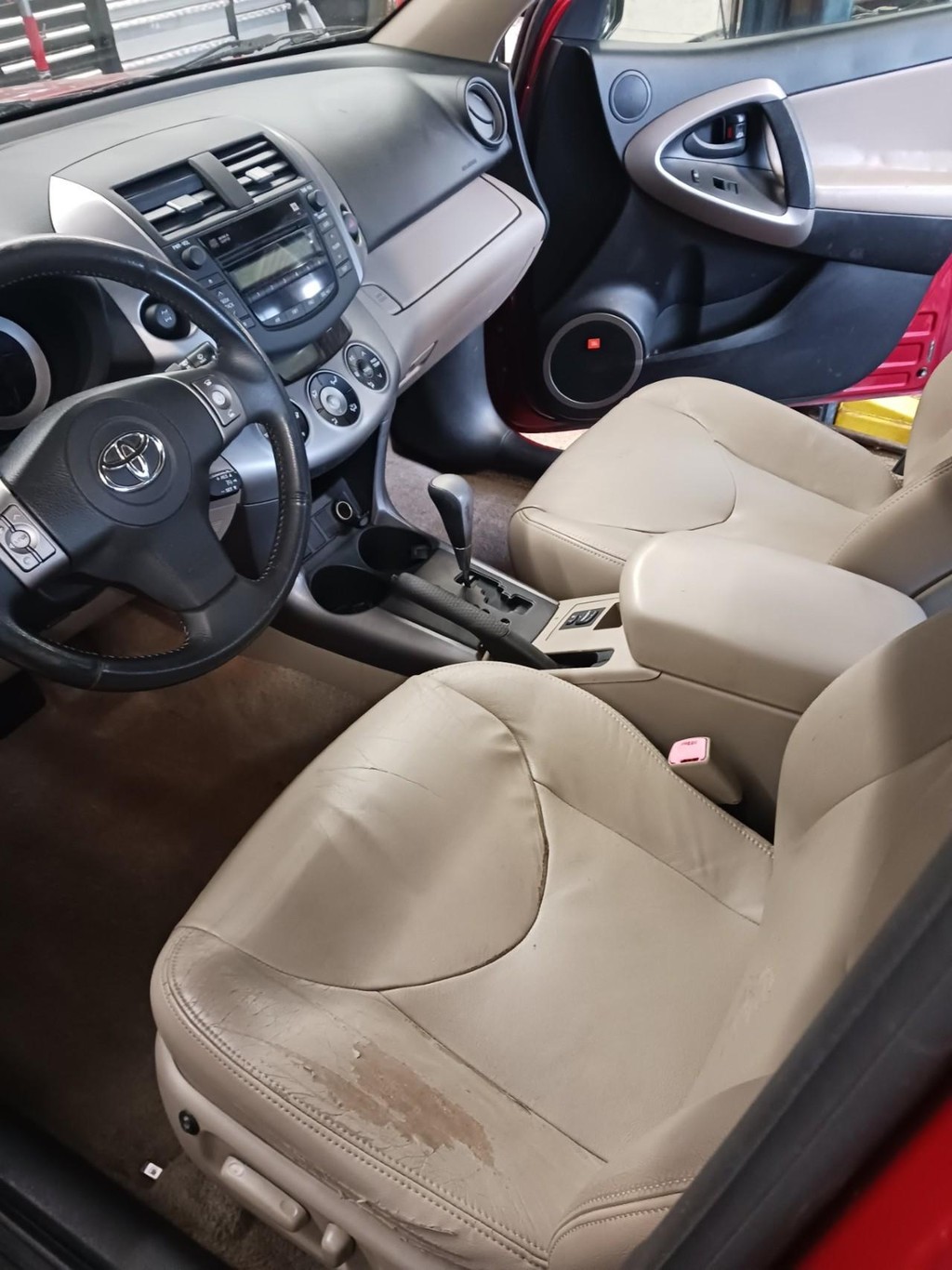 Toyota RAV4 Vehicle Full-screen Gallery Image 08