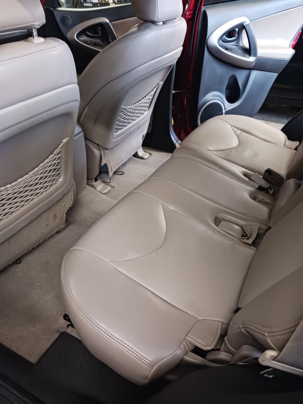 Toyota RAV4 Vehicle Full-screen Gallery Image 09