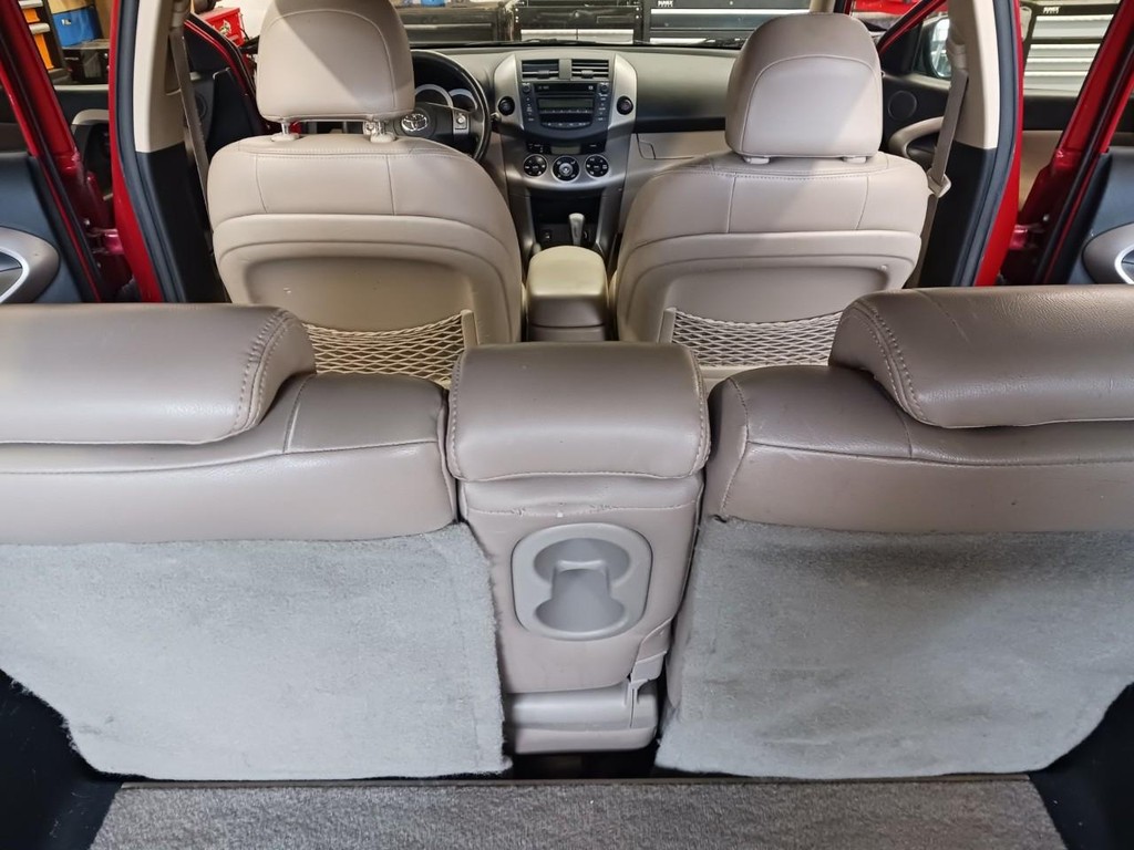 Toyota RAV4 Vehicle Full-screen Gallery Image 10