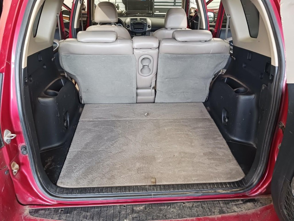 Toyota RAV4 Vehicle Full-screen Gallery Image 11