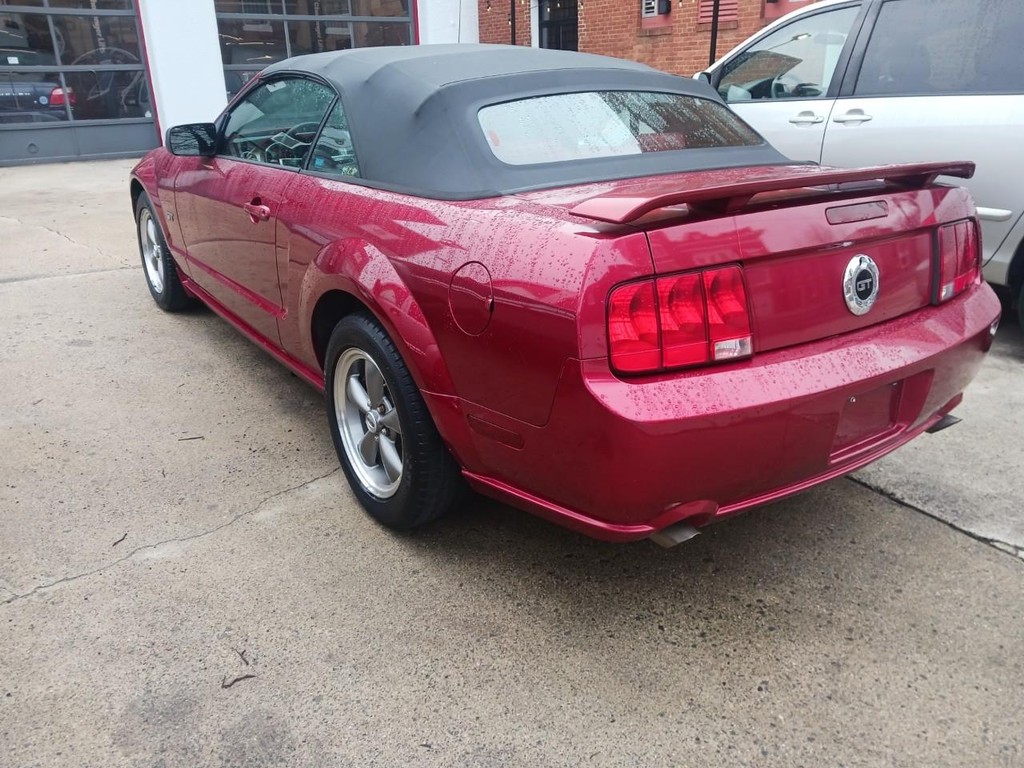 Ford Mustang Vehicle Full-screen Gallery Image 03
